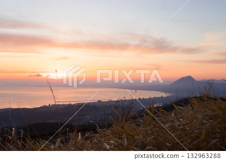 Sunrise and sunrise over Beppu Bay (Beppu City, Oita Prefecture) 132963288