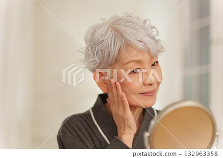 老年婦女在夜間進行皮膚護理（美容/夜間護理） 132963358