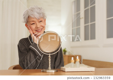 老年女性護膚(夜間/美容) 老年女性護膚(夜間/美容) 132963359