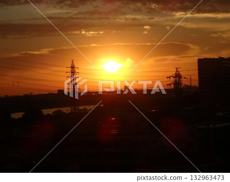 鋼鐵塔和朝日 132963473