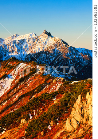 日出時被雪覆蓋的北阿爾卑斯山脈的Yarigatake 132963583