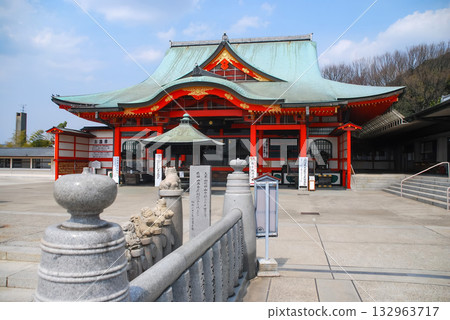 犬山成田山雄偉的主殿和名古屋別院大聖寺,這兩座朱紅色的寺廟建築在藍天的襯托下格外醒目。 犬山成田山雄偉的主殿和名古屋別院大聖寺,這兩座朱紅色的寺廟建築在藍天的襯托下格外醒目。 132963717
