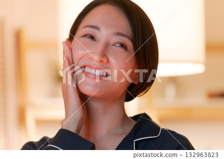 一個感覺皮膚保濕的女人 一個感覺皮膚保濕的女人 132963823