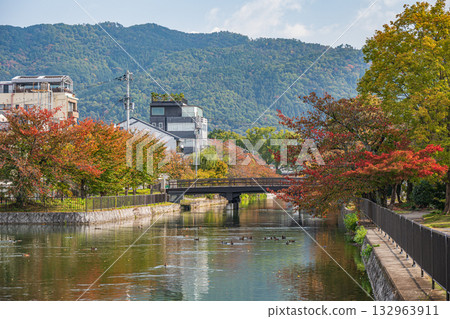 京都市琵琶湖運河、惠比壽川水庫的秋景 132963911