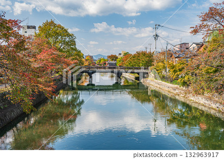 京都琵琶湖運河的秋景 132963917