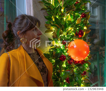 Girl and Christmas decoration 132963948