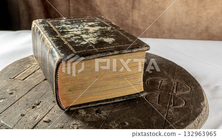 Libro antiguo y desgastado Libro antiguo y desgastado 132963965