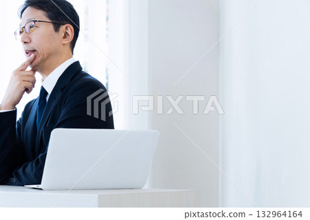 Businessman explaining Businessman explaining 132964164