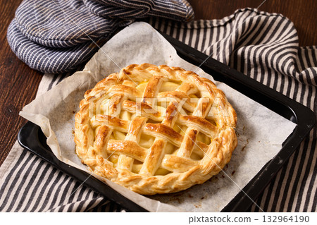 Baked apple pie 132964190