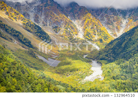 穗高山脈，秋葉已開始飄落。 132964510