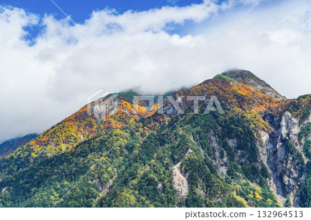穗高山脈，秋葉已開始飄落。 132964513