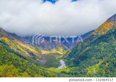 穗高山脈,秋葉已開始飄落。 穗高山脈,秋葉已開始飄落。 132964517