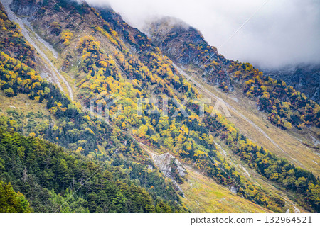 穗高山脈，秋葉已開始飄落。 132964521