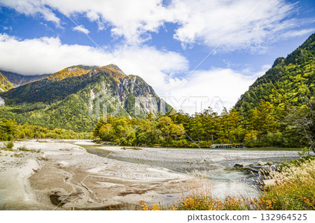 穗高山脈,秋葉已開始飄落。 穗高山脈,秋葉已開始飄落。 132964525