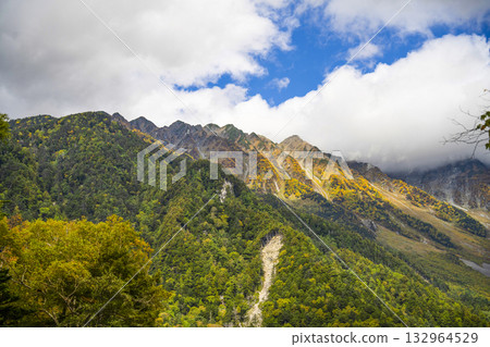 穗高山脈，秋葉已開始飄落。 132964529
