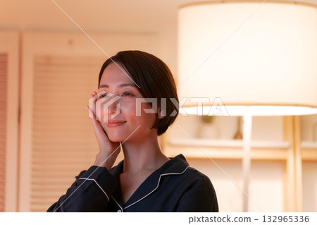 Women who care for the skin 132965336