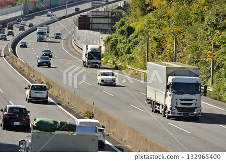 跟踪在高速公路上運行 132965400