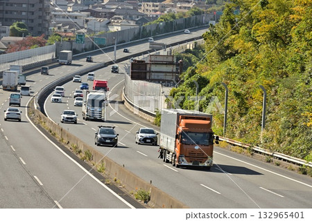 跟踪在高速公路上運行 132965401