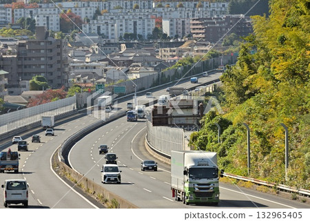 跟踪在高速公路上運行 跟踪在高速公路上運行 132965405
