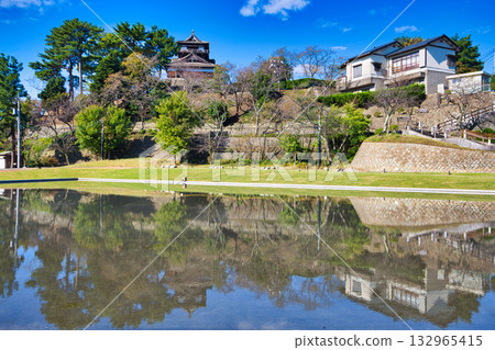 Maruoka Castle reflected on the water 132965415