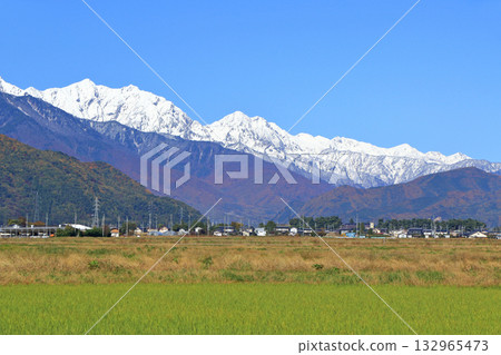 深秋的北阿爾卑斯五子山山脈 深秋的北阿爾卑斯五子山山脈 132965473