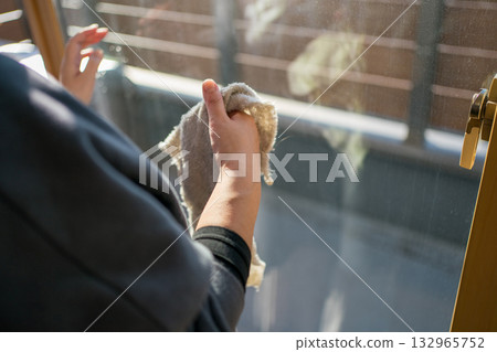 家庭主婦窗戶清潔 132965752