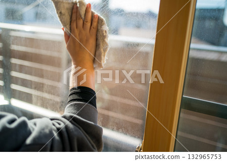 家庭主婦窗戶清潔 132965753