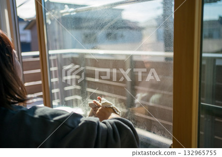 家庭主婦窗戶清潔 132965755