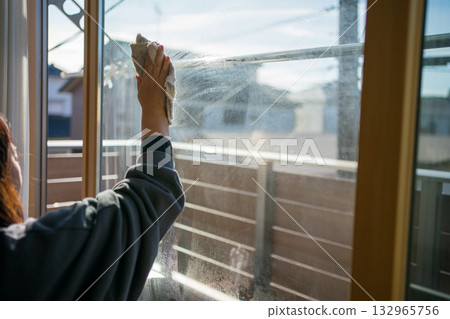 家庭主婦窗戶清潔 132965756