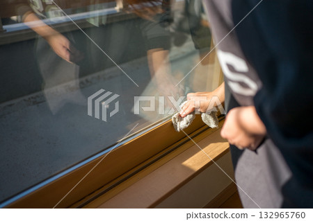 擦拭窗戶上的橡膠密封條。 擦拭窗戶上的橡膠密封條。 132965760