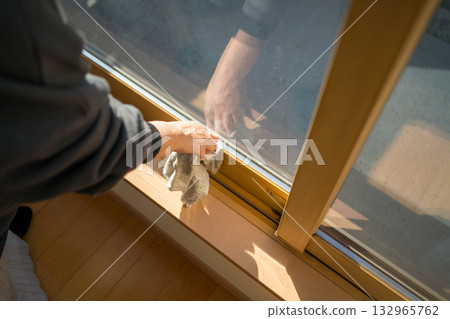 家庭主婦窗戶清潔 家庭主婦窗戶清潔 132965762