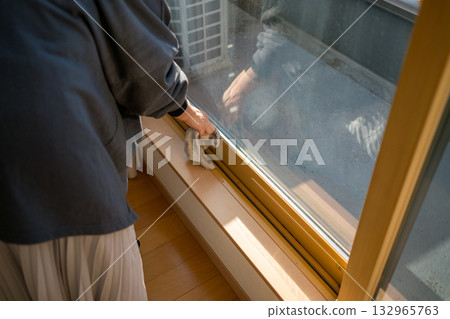 家庭主婦窗戶清潔 132965763