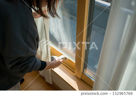 家庭主婦窗戶清潔 132965766