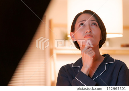 一位身穿睡衣、表情沉思的女子 132965801
