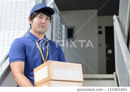 男性攜帶行李 132965804
