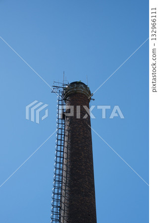 紅磚煙囪與藍天 紅磚煙囪與藍天 132966111