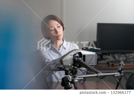 負責檢查和維護無人機的人員 132966177