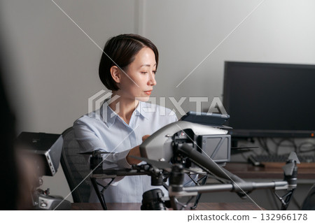 負責檢查和維護無人機的人員 132966178