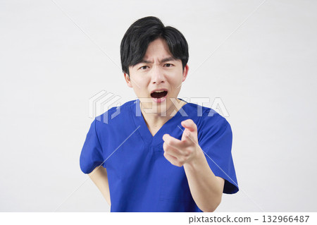 醫生，護士，牙醫，護理員，男性，責罵，白色背景 132966487