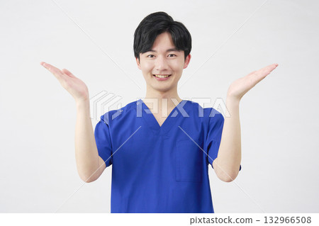 醫生、護士、牙醫、護理師、用手掌左右指點的男人、白色背景 132966508