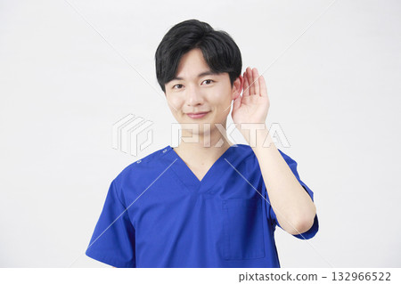 醫生、護士、牙醫、護理人員、手牽手耳朵的男人，白色背景 132966522