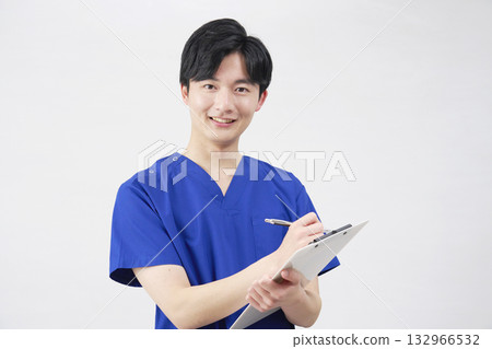 醫生，護士，護理人員，拿著活頁夾的男人，白色背景，看著相機 132966532