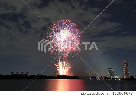 北區煙火節：RED×BLUE SPARKLE GATE 2025（東京都北區） 132966678