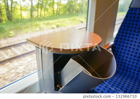 卡座內安裝了迷你桌子和垃圾桶 132966710