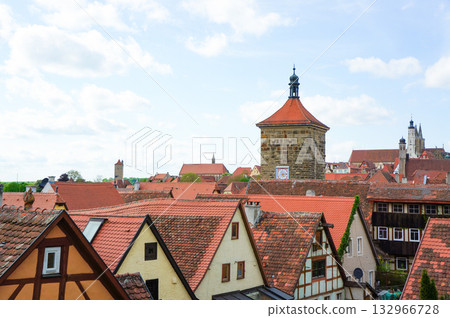 從高處俯瞰如夢似幻的陶伯河畔羅滕堡小鎮。 132966728