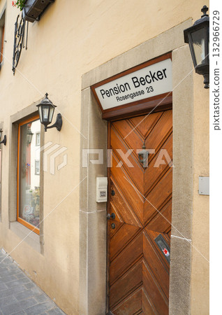 在羅滕堡一家飯店的入口前 132966729