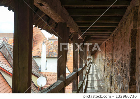 羅滕堡市周圍一條古老而陰暗的街道 132966730