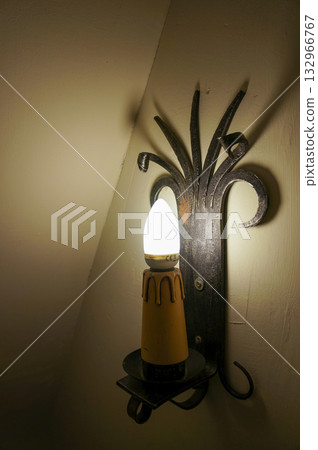 房間裡安裝了仿古燈具 房間裡安裝了仿古燈具 132966767