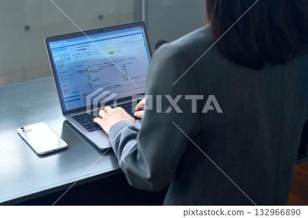 一位女商人正在辦公室操作電腦。 132966890