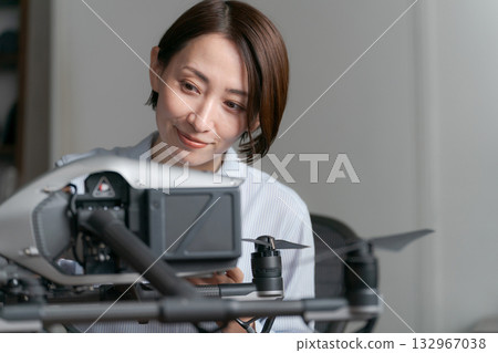 一個女人設置無人機 132967038